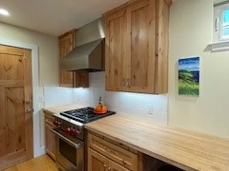 481 Hillview St — Photo 4