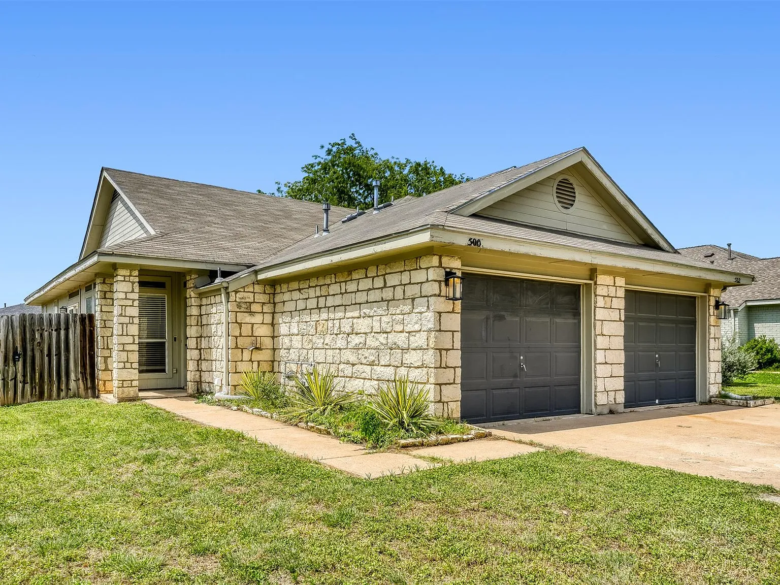 2 bed, 1.0 bath, 1000 sqft, $1,400 — Photo 1