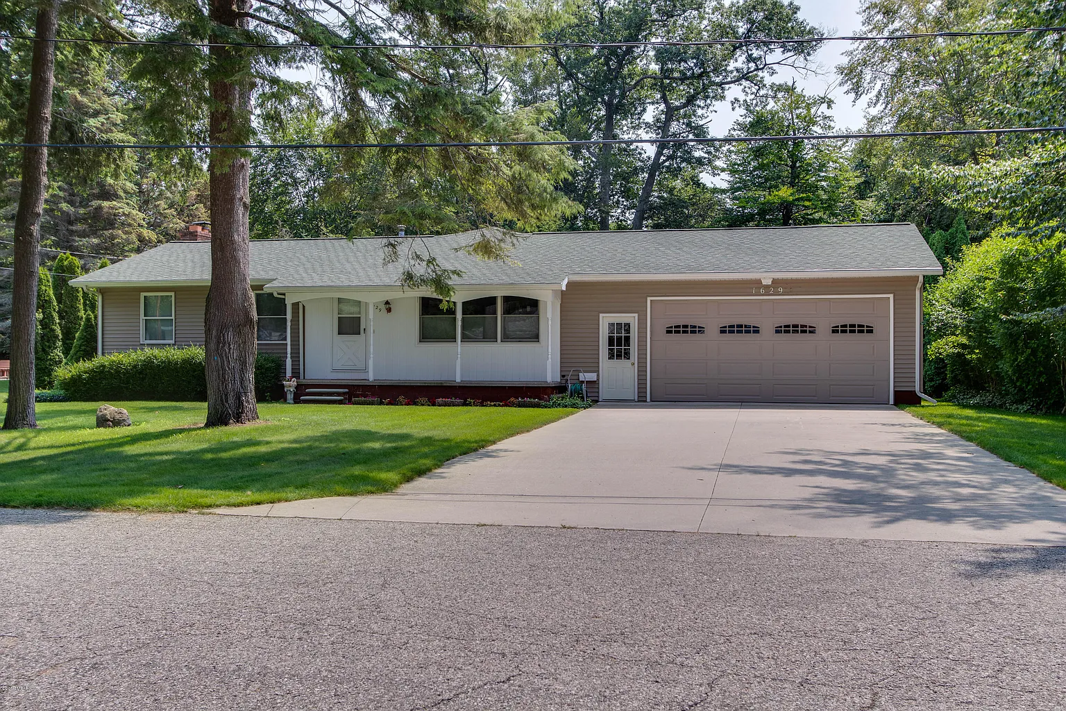 1629 Helen Dr photo 1