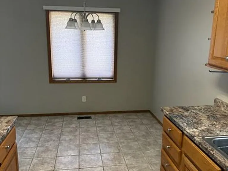 513 E Ave E — Photo 1