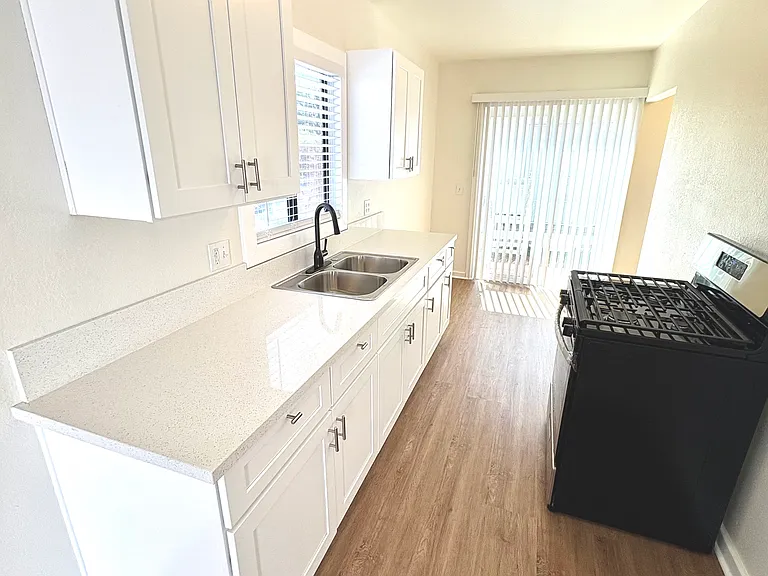 257 Loma Ave #A — Photo 6