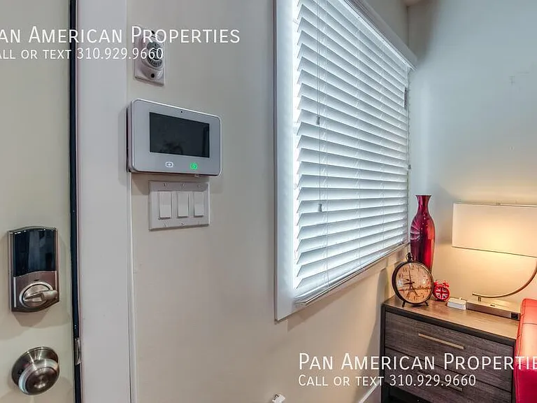 711 E 6th St #11 — Photo 12
