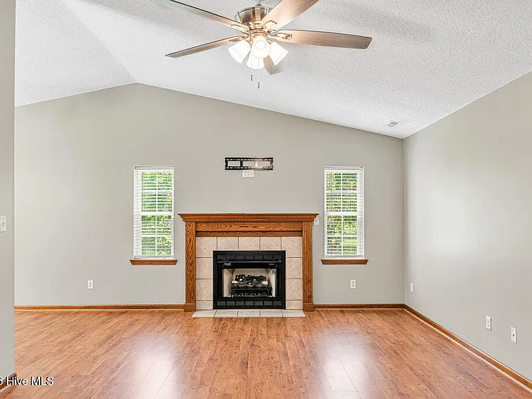 304 Gaston Ct — Photo 5