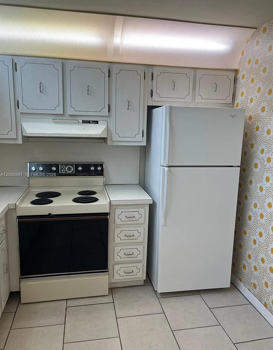 Capri Gardens Condo — Photo 3