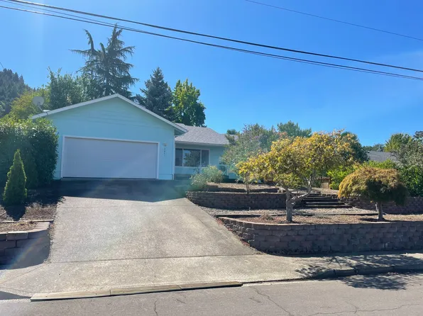 2841 W Lorraine Ave, Roseburg, OR 97471