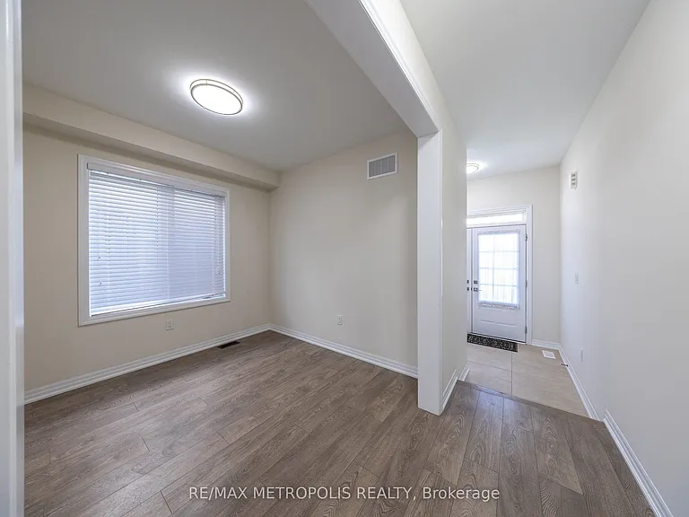 39 Northrop Ave — Photo 5