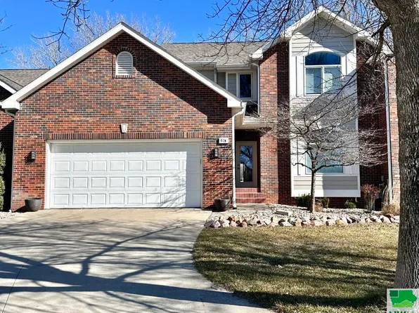 914 Willow Dr, Dakota Dunes, SD 57049