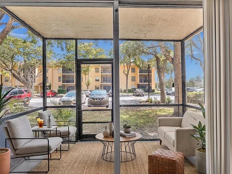 470 NW 20th St — Photo 36