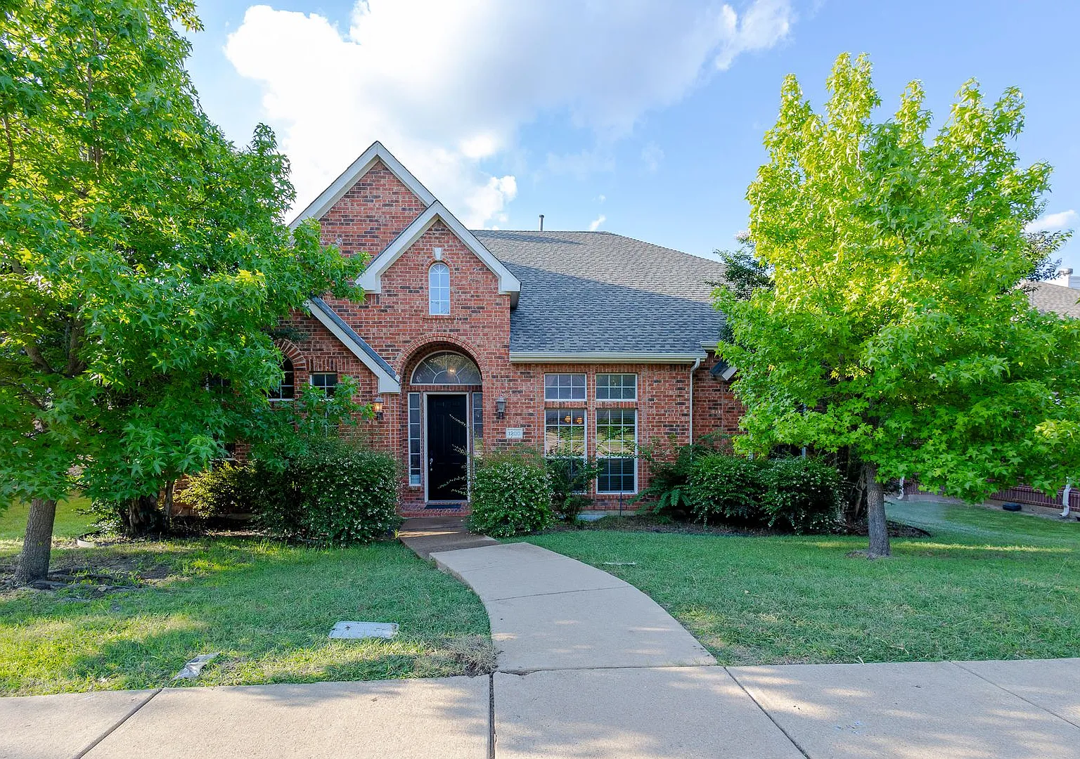 Welcome to this charming single-family home featuring 4 spacious bedrooms and 2 well-appointed ba... — Photo 1