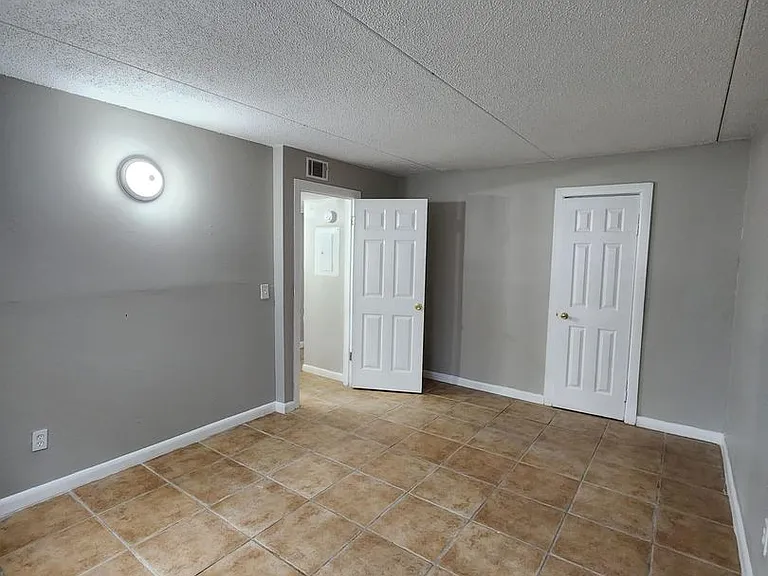 2851 Sophia St — Photo 8