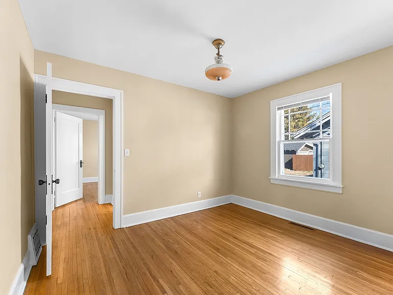 523 E Delmar St — Photo 13