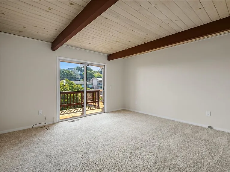2209 Thurm Ave — Photo 8