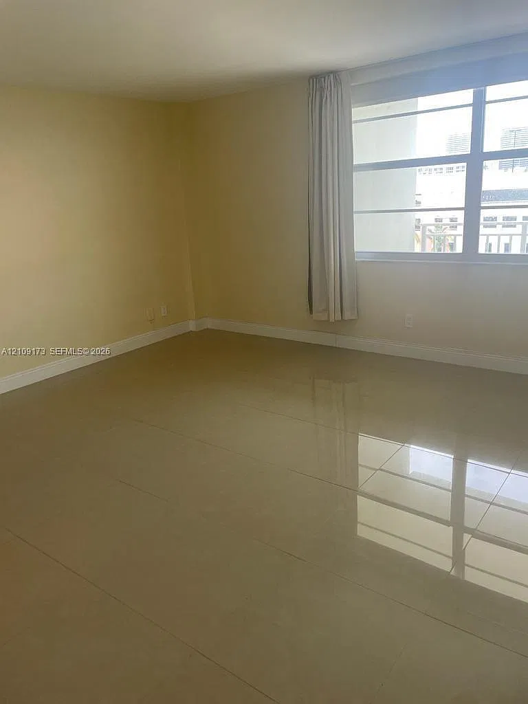 St Regis Apts Condo — Photo 3