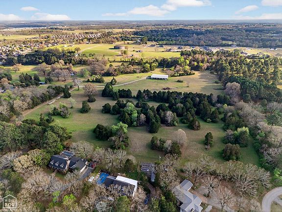 3rd image of 921 Skyline Dr