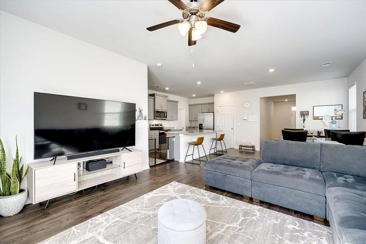 5 bed, 3.0 bath, 2388 sqft, $2,300 — Photo 4