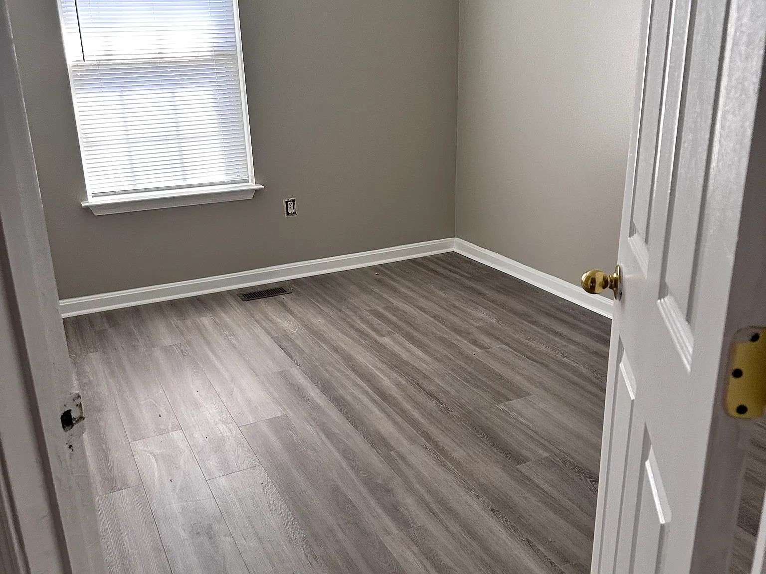 1301 Kings Crest Dr — Photo 4