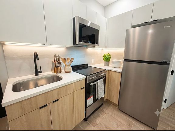 3rd image of 805 Midwood St #1A