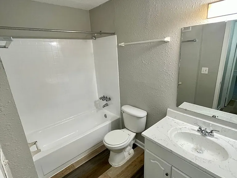Castille Court Apartments — Photo 17