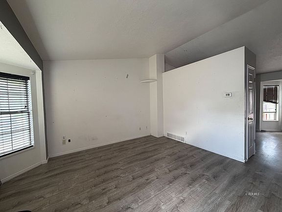 3rd image of 124 Forest Ln