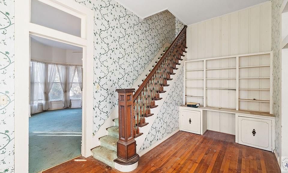 7th image of 215 Bell Ave