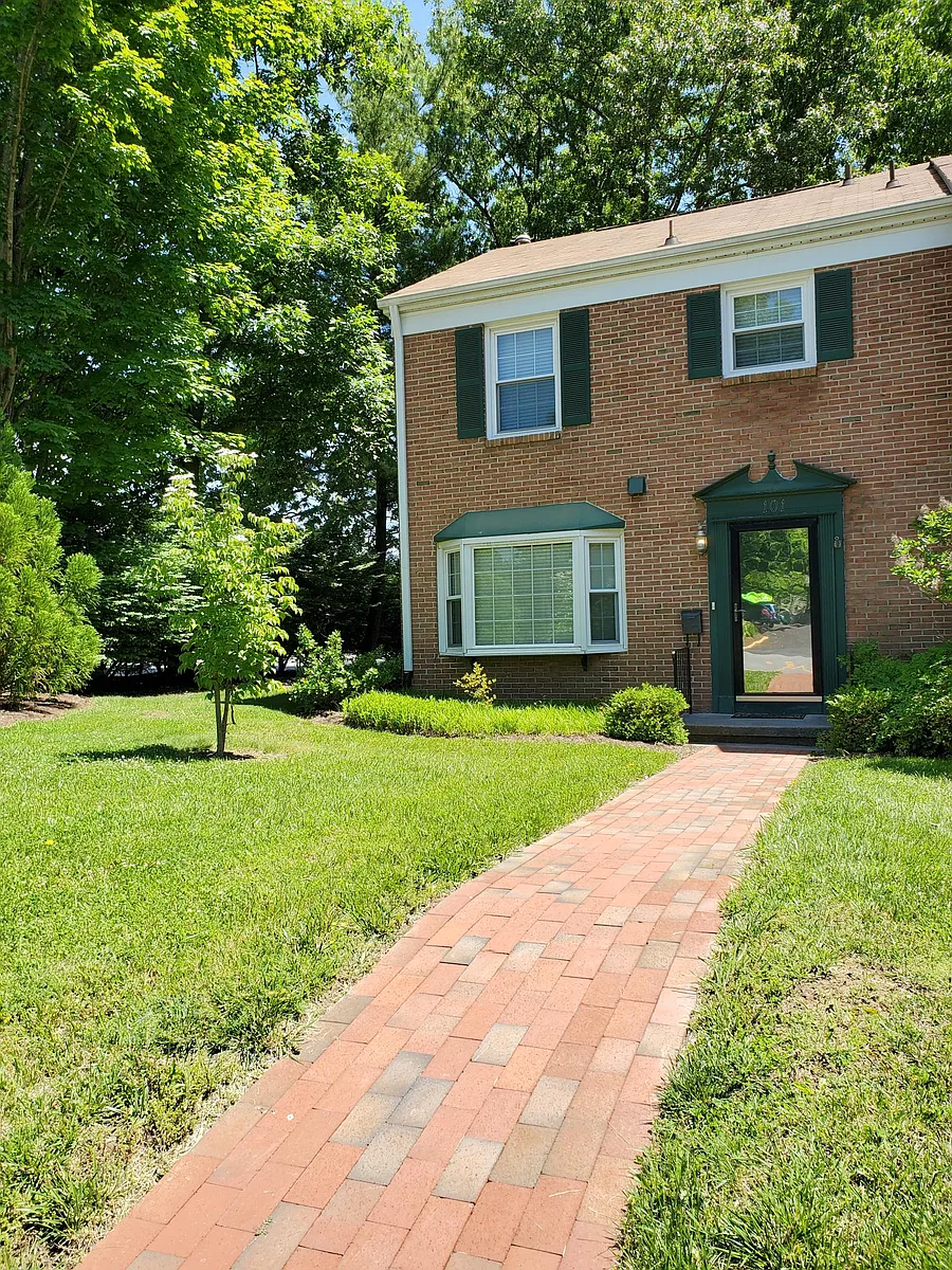 Building Photo - 101 Huntington Ln