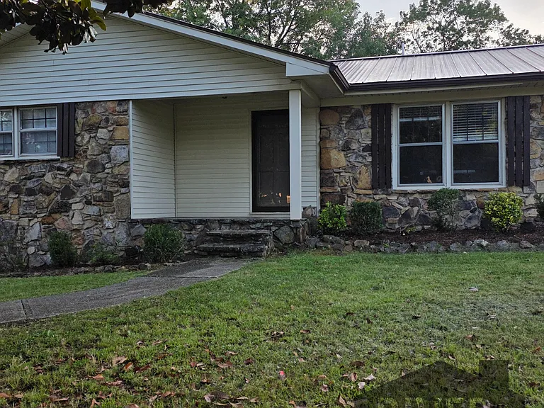 1233 Ridge Dr — Photo 2