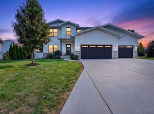 3 Flag Tree Ct, Bloomington, IL 61705
