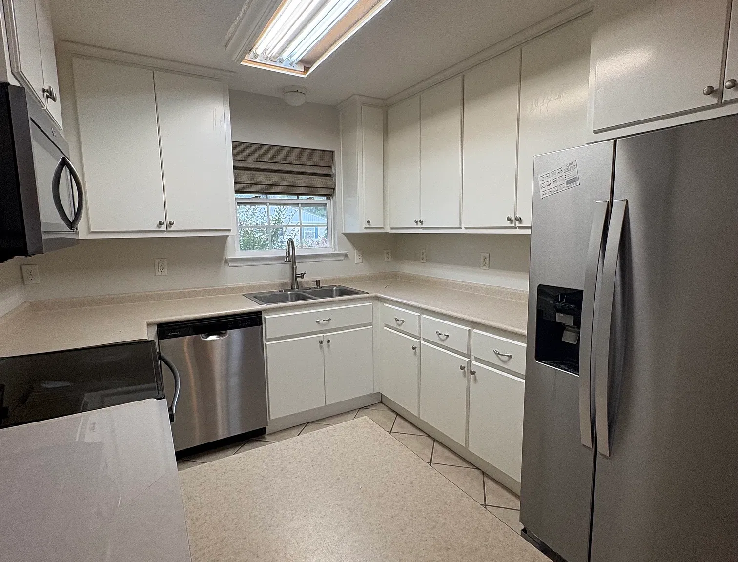 3 Bed 2 Bath Half Duplex - Creekside Oaks Neighborhood — Photo 4