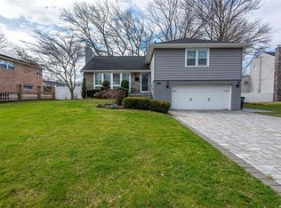 14 Jeffrey Pl, New Hyde Park, NY 11040