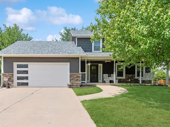216 Dammann Dr, Eldridge, IA 52748