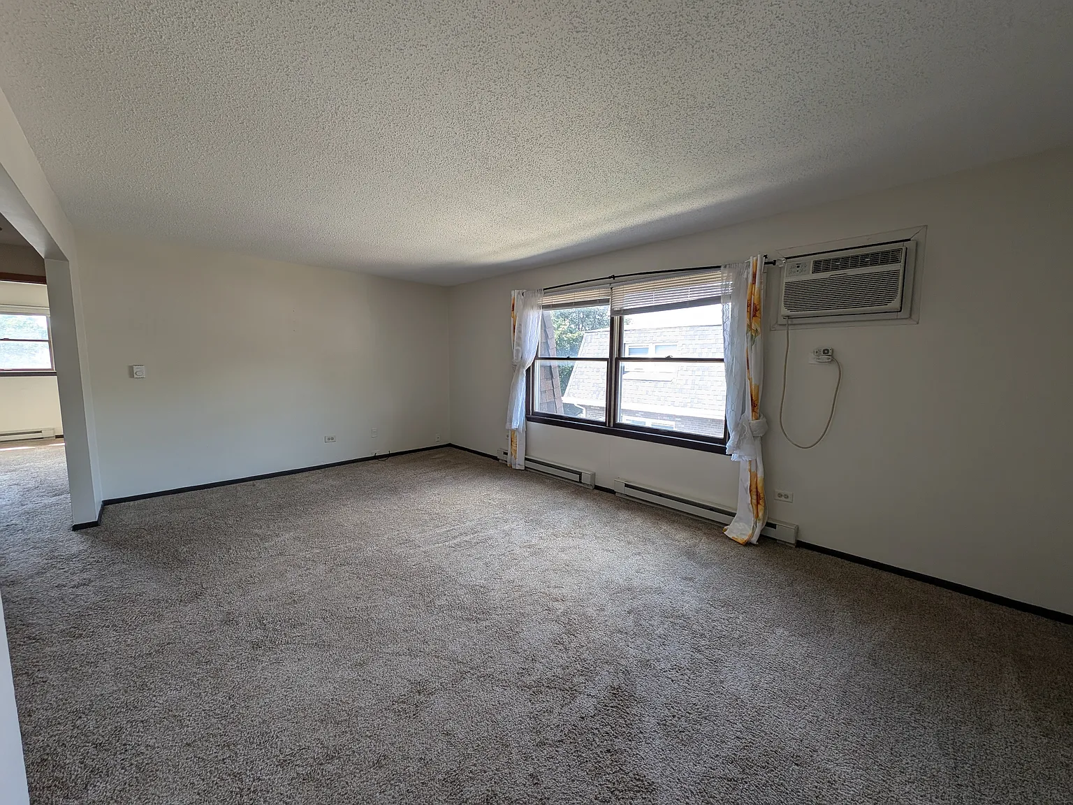 2 bed, 1000 sqft, $1,550 — Photo 3