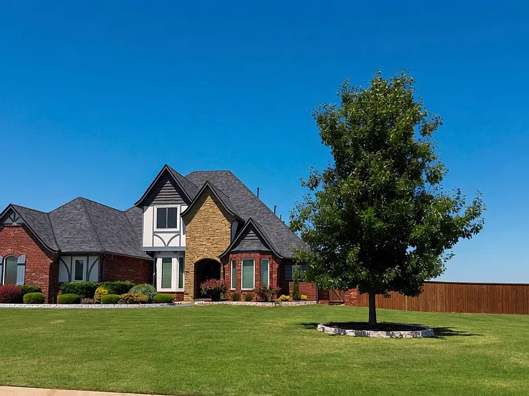 319 Taylam Rd — Photo 5