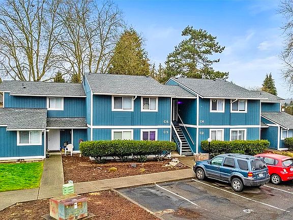 2nd image of 700 W Maple St APT D3