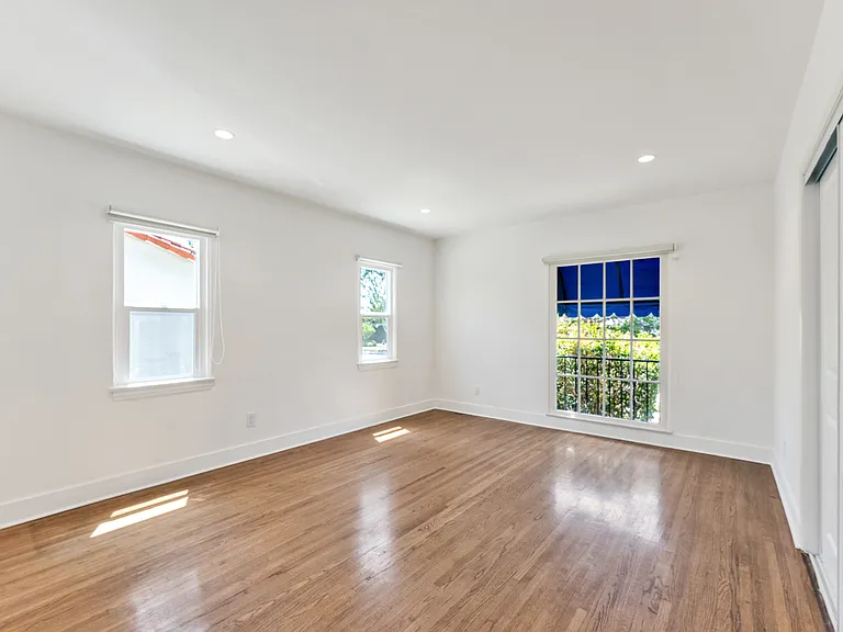 1039 W Roses Rd — Photo 15