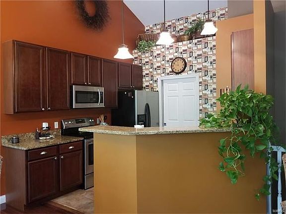 Another view of the breakfast bar.