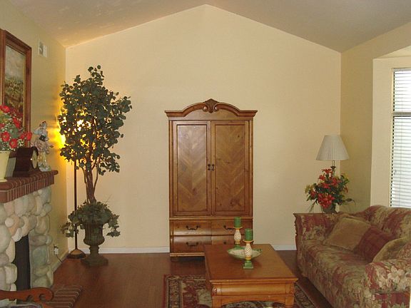 Family Room w/vaulted ceilings