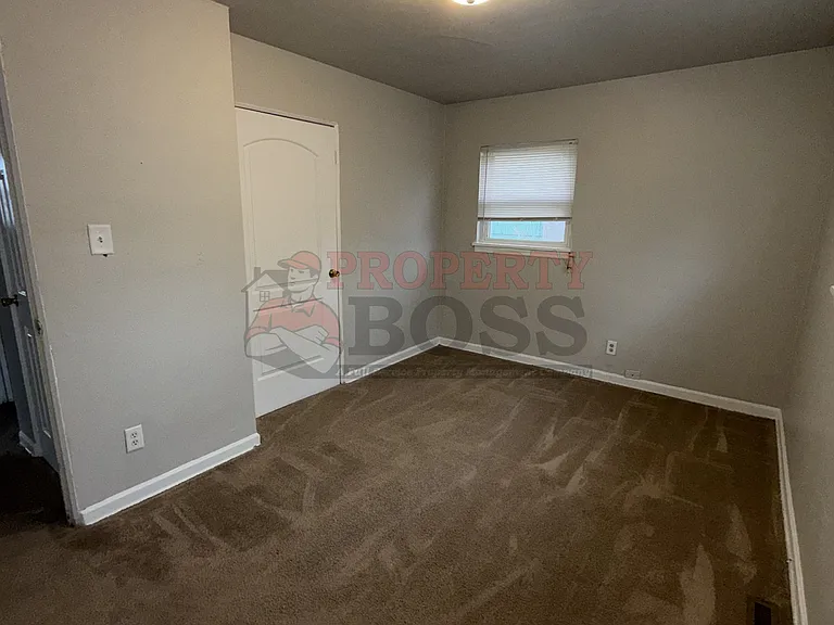 816 E 35th Ct — Photo 4