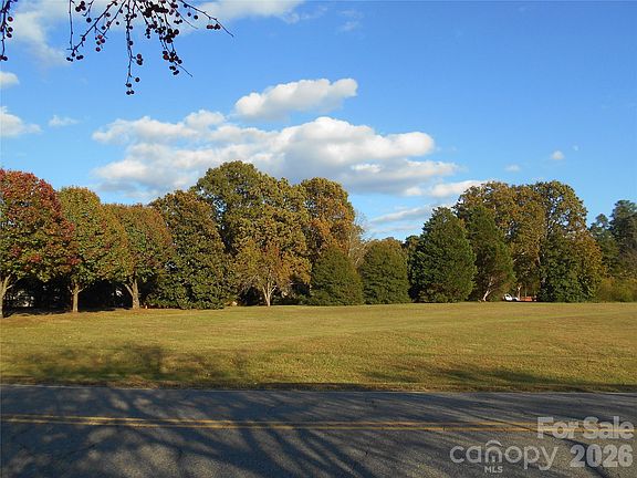 4th image of 482 Miller Farm Rd