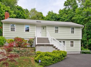 28 Turner Ln, Mount Kisco, NY 10549