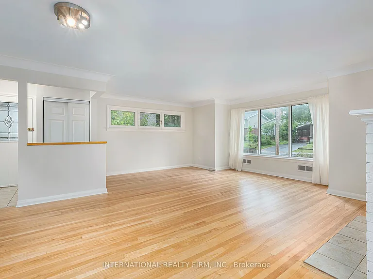 323 Lanark Ave N — Photo 4