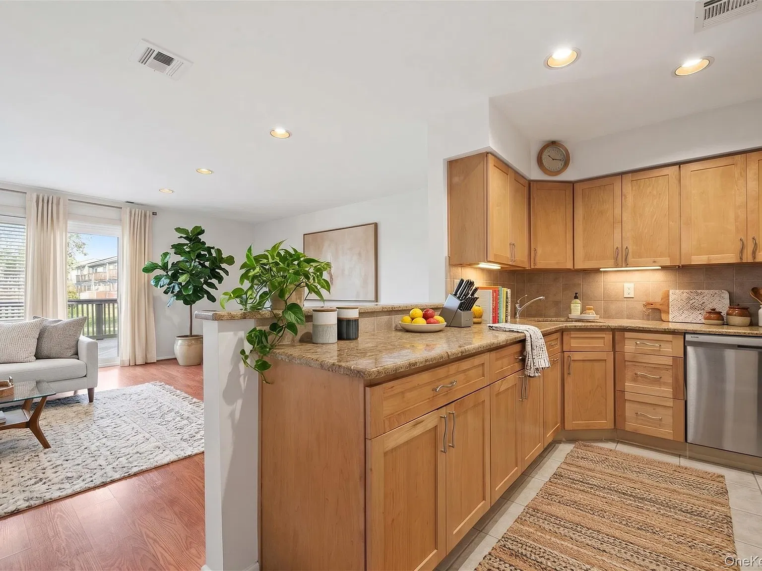 2 bed, 1.5 bath, 53718 sqft, $3,800 — Photo 4