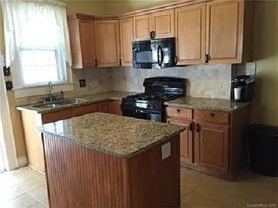 102 Hillcrest Ave SE — Photo 2