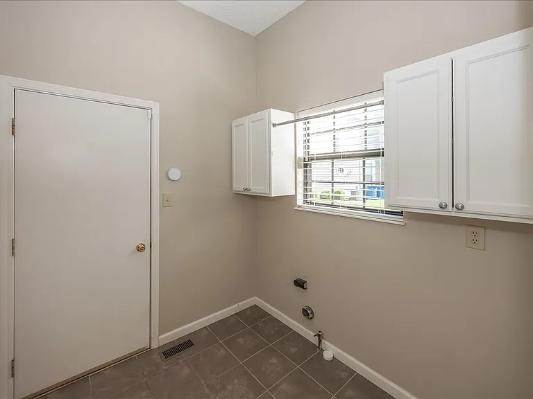 11179 Avery Row — Photo 24