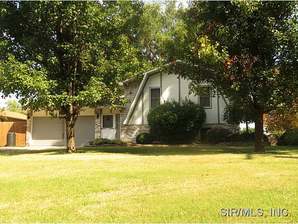 1st image of 712 E Woodland Dr
