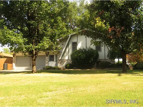 712 E Woodland Dr photo 1