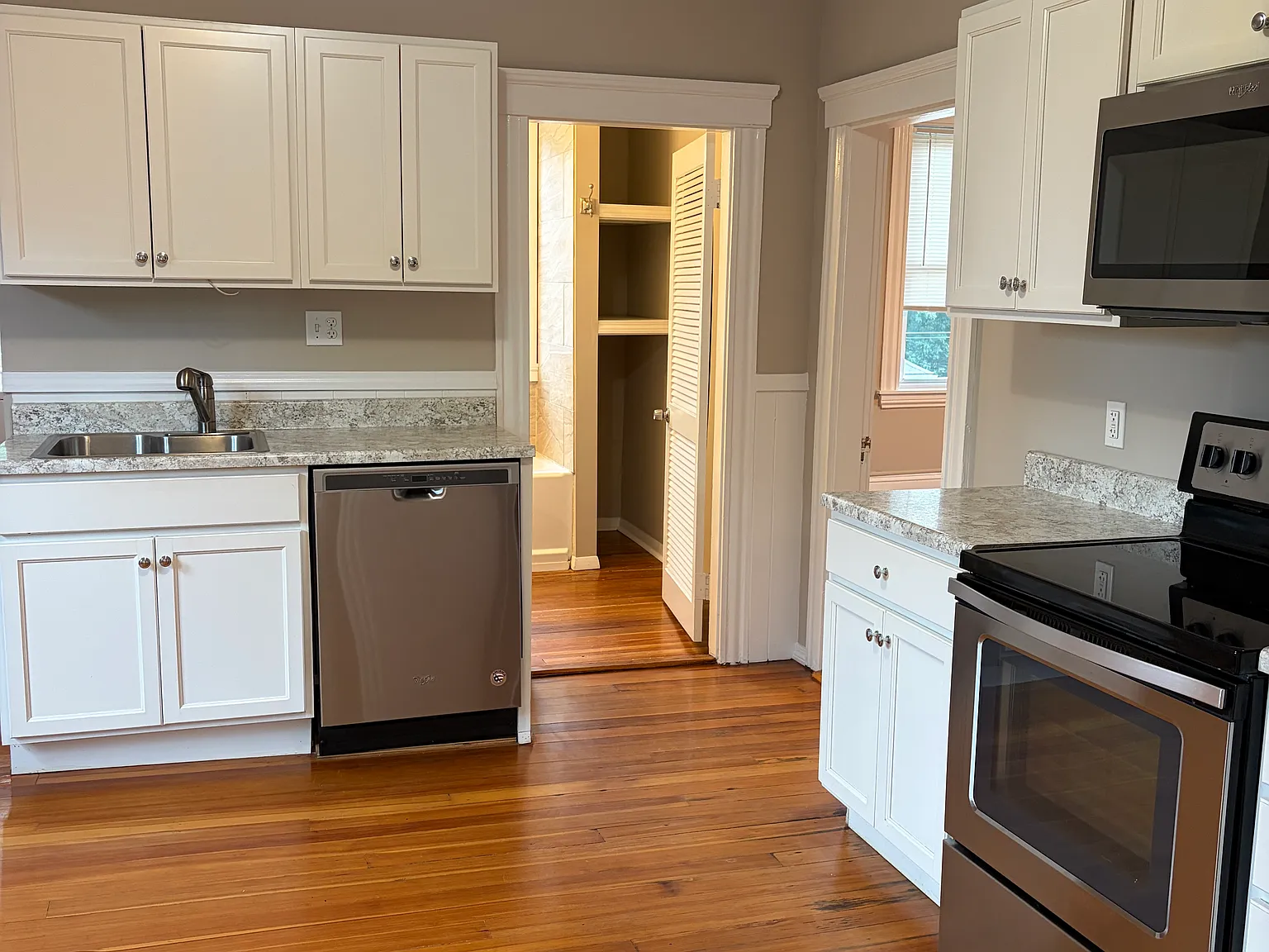 3 bed, 1200 sqft, $2,400 — Photo 2