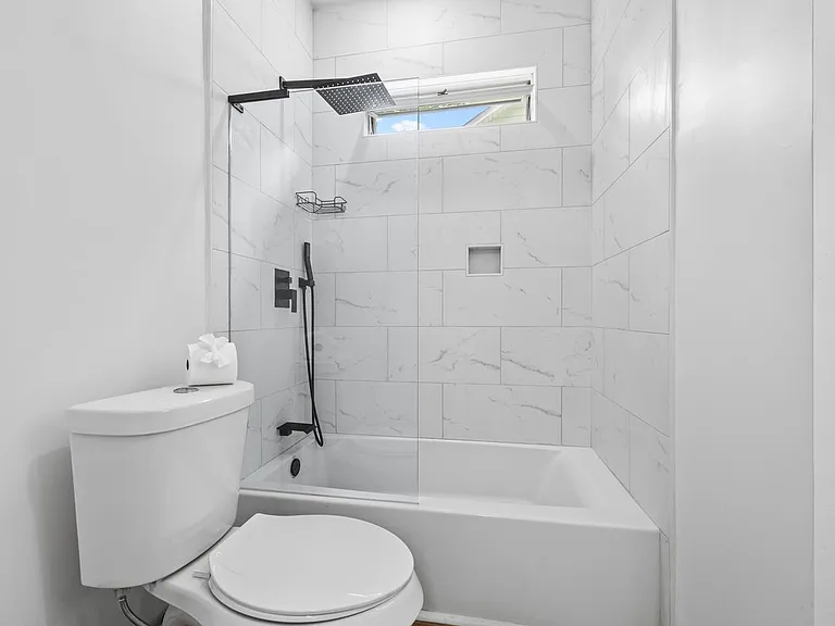 1089 Garibaldi St SW — Photo 5