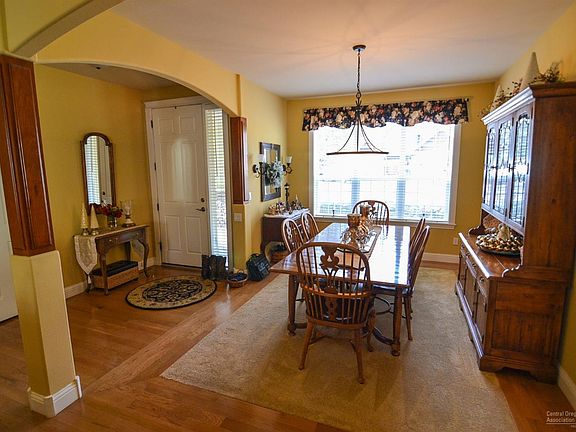 4th image of 950 SE Briarwood Ct