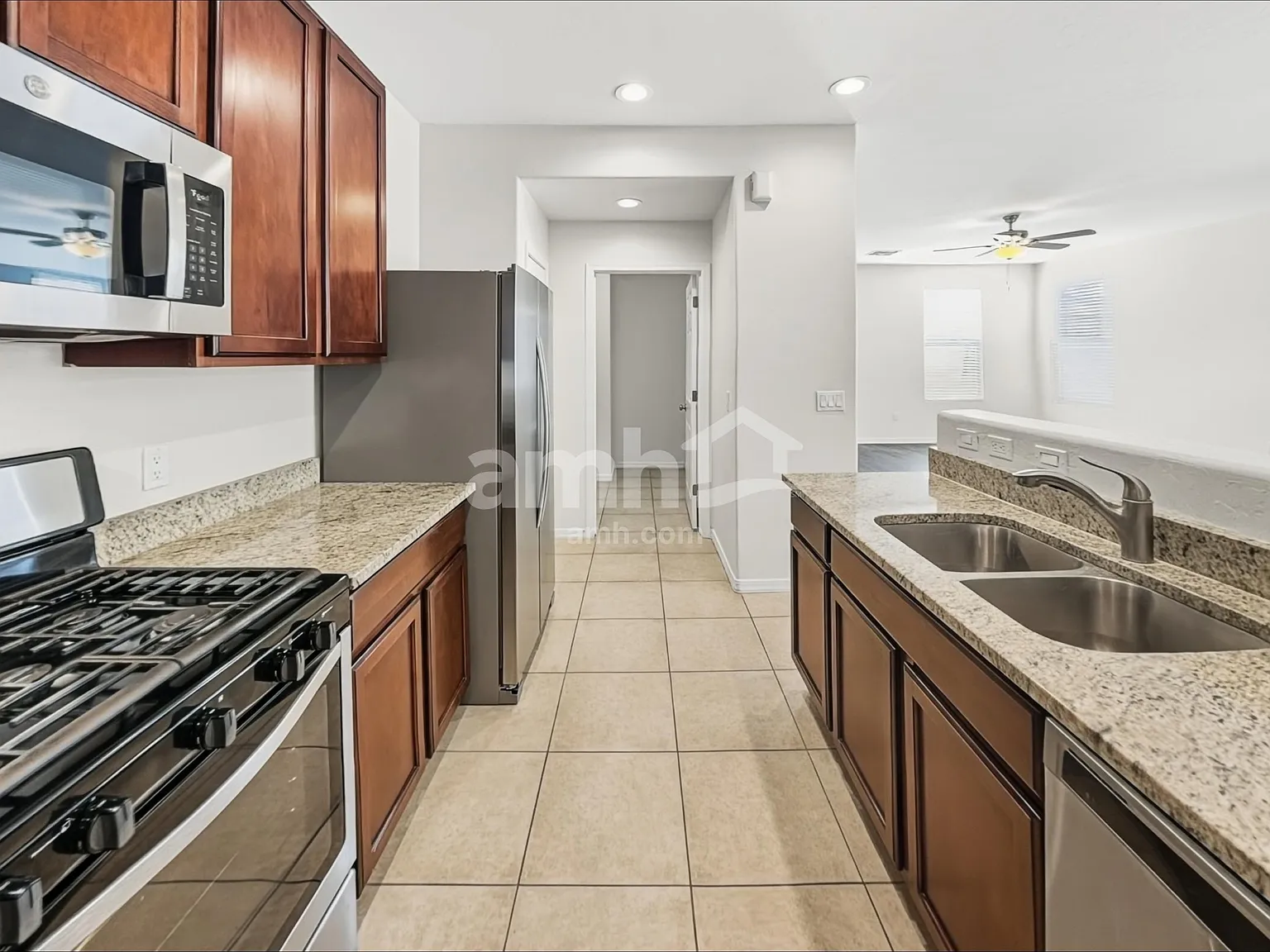 3 bed, 2.5 bath, 1817 sqft, $1,955 — Photo 4