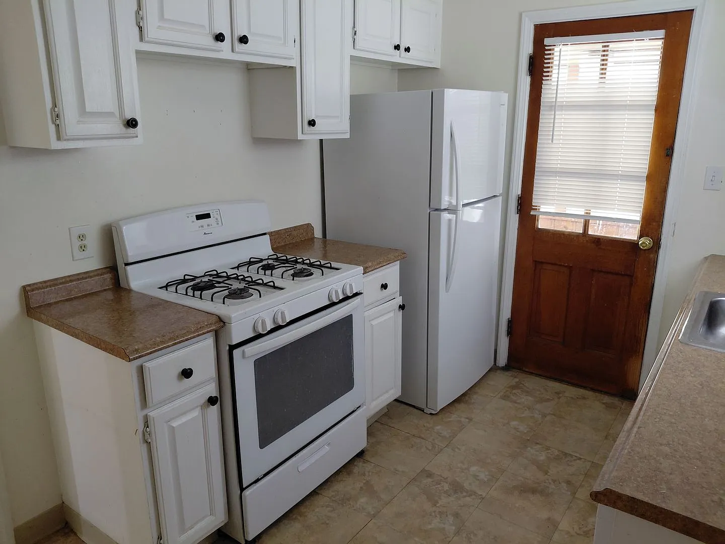 4 bedroom, 2 full bath bungalow near Cedar and Warrensville — Photo 3